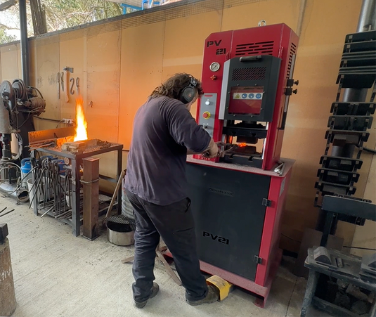 Operator hot forging steel on the Nargesa PV21 hydraulic press